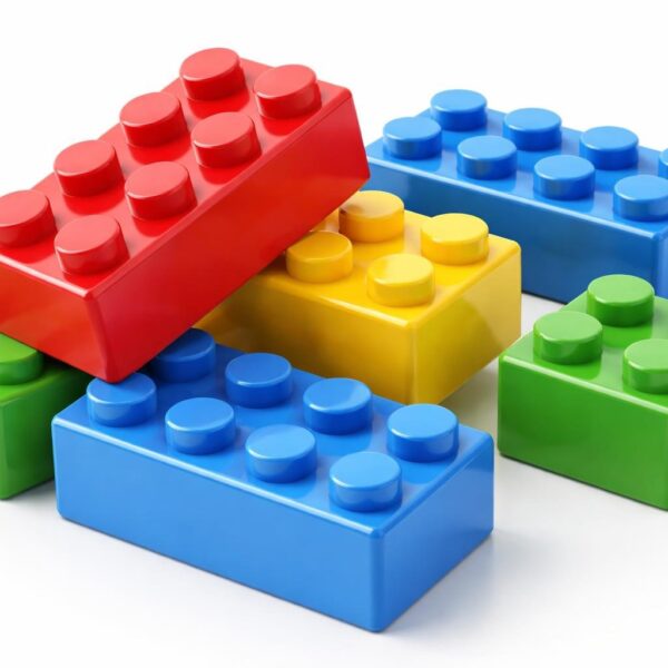 Blocos de montar coloridos dispostos de forma organizada sobre uma superfície branca.